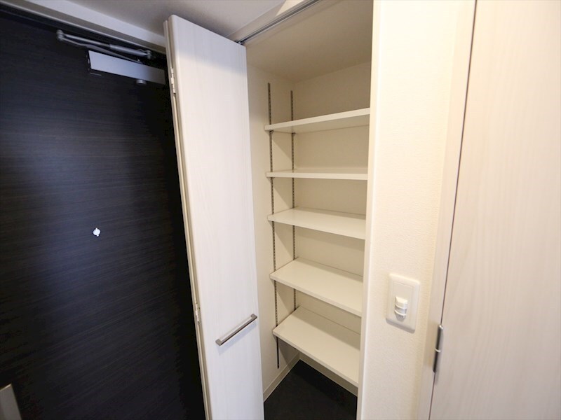 物件内観写真18　(玄関収納（収納充実してます）)