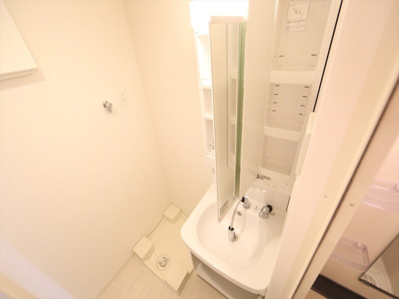 物件内観写真26　(脱衣所　独立洗面台（シャンプードレッサー付）収納スペース有)