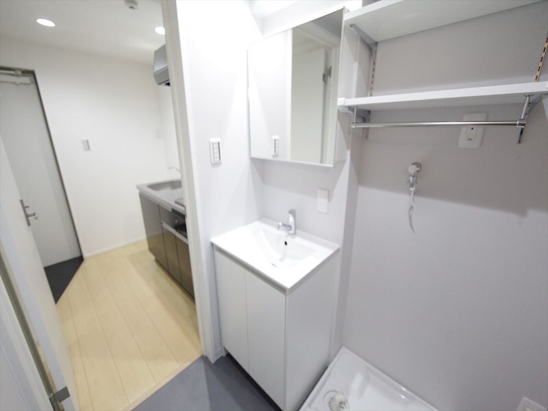 物件内観写真18　(脱衣所　独立洗面台（シャンプードレッサー付）収納スペース有)