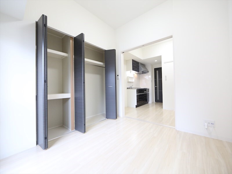 物件内観写真2　(洋室5.5帖　クローゼット付（収納充実してます）)