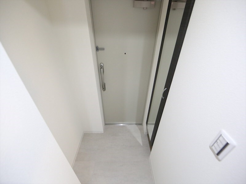 物件内観写真8　(玄関　シューズボックス　姿見鏡付き（収納充実してます）)