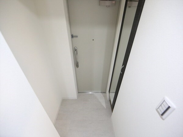 玄関(玄関　シューズボックス　姿見鏡付き（収納充実してます）)