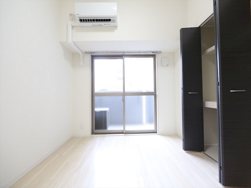 物件内観写真10　(洋室5.5帖　クローゼット付　エアコン完備　南面バルコニー)