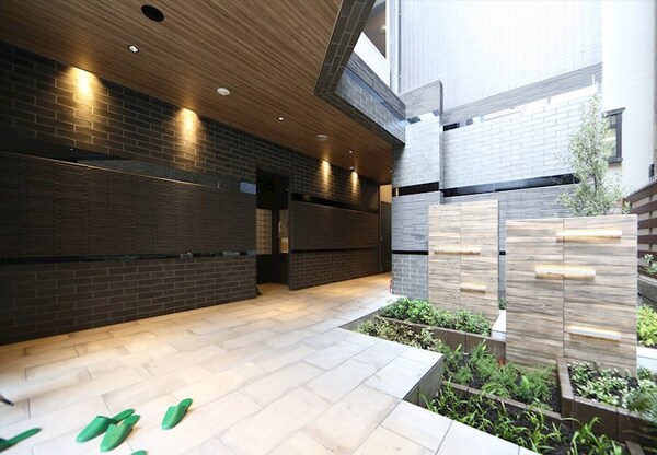 エントランス(エントランス　オートロック　宅配ＢＯＸ　防犯カメラ)