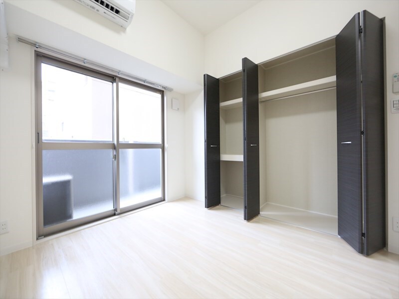 物件内観写真14　(洋室5.5帖　クローゼット付　エアコン完備　南面バルコニー)