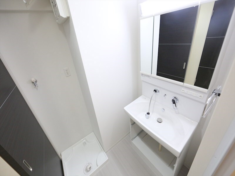 物件内観写真19　(脱衣所　独立洗面台（シャンプードレッサー付）収納スペース有)