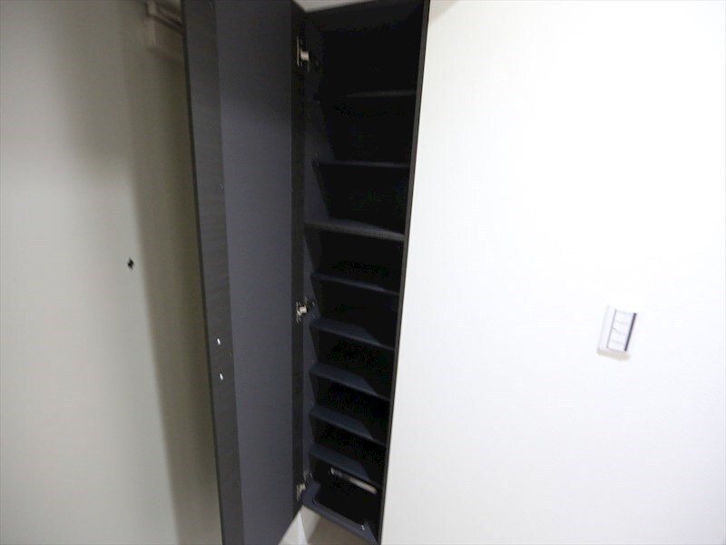 物件内観写真21　(玄関　シューズボックス　姿見鏡付き（収納充実してます）)