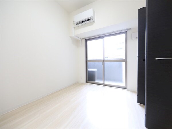 リビング(洋室5.5帖　クローゼット付　エアコン完備　南面バルコニー)