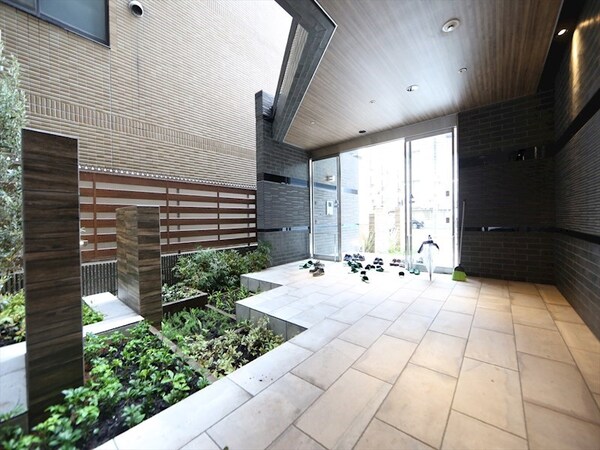 エントランス(エントランス　オートロック　宅配ＢＯＸ　防犯カメラ)