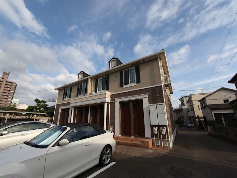 物件外観写真1　(外観　屋根付き駐輪場有り　敷地内平面駐車場)