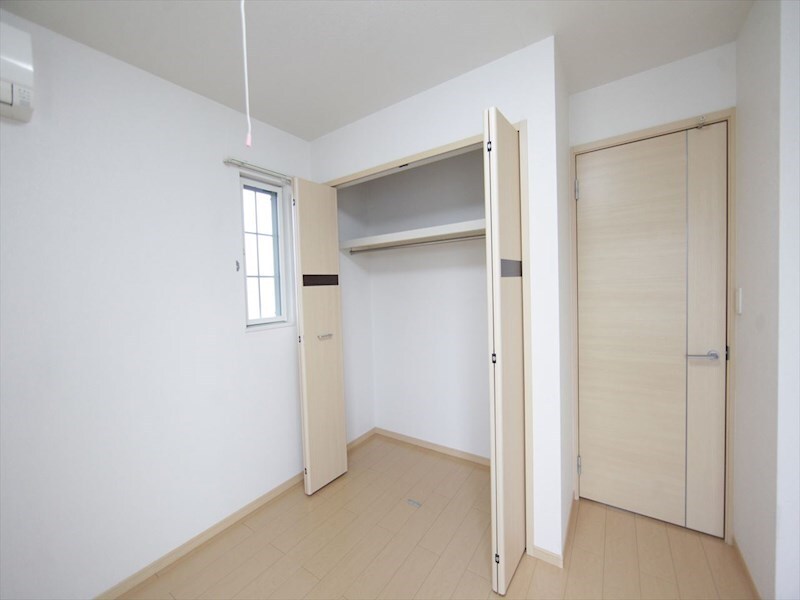 物件内観写真6　(クローゼット（収納充実してます）)