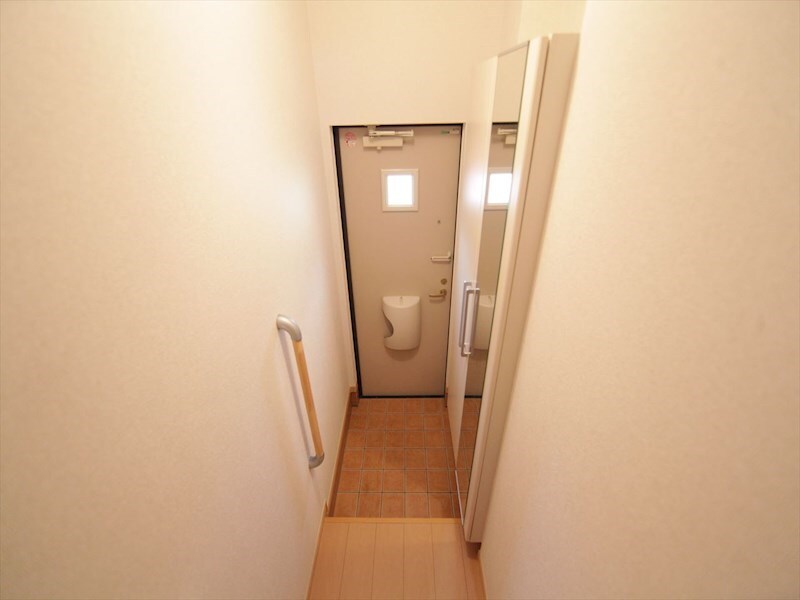 物件内観写真8　(玄関　シューズボックス　姿見鏡付き（収納充実してます）)
