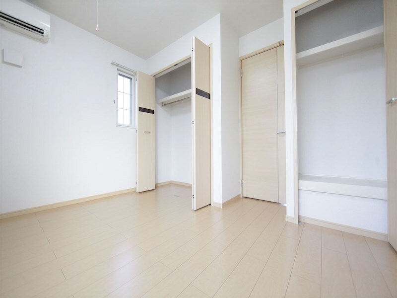 物件内観写真9　(洋室6帖　クローゼット付（収納充実してます）)