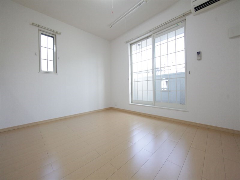 物件内観写真10　(ＬＤＫ10帖　エアコン完備　南面バルコニー)