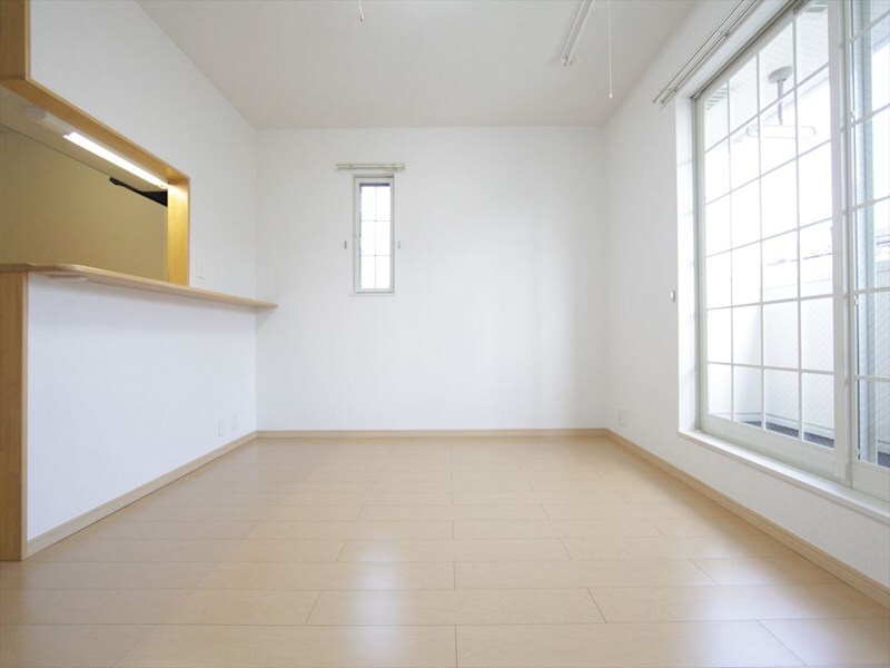 物件内観写真24　(ＬＤＫ10帖　カウンターキッチン　南面バルコニー)