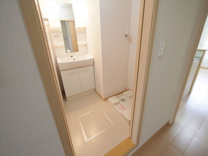 物件内観写真28　(脱衣所　独立洗面台（シャンプードレッサー付）収納スペース有)