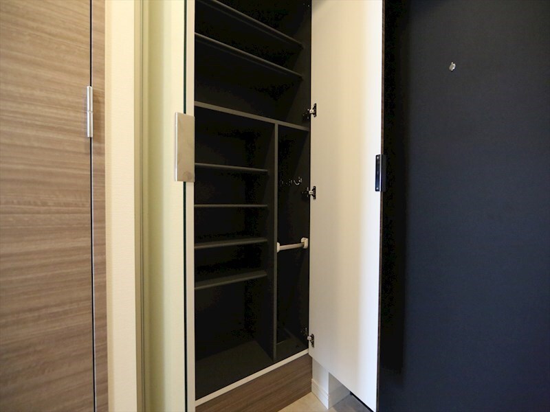 物件内観写真8　(玄関　シューズボックス付（収納充実してます）)