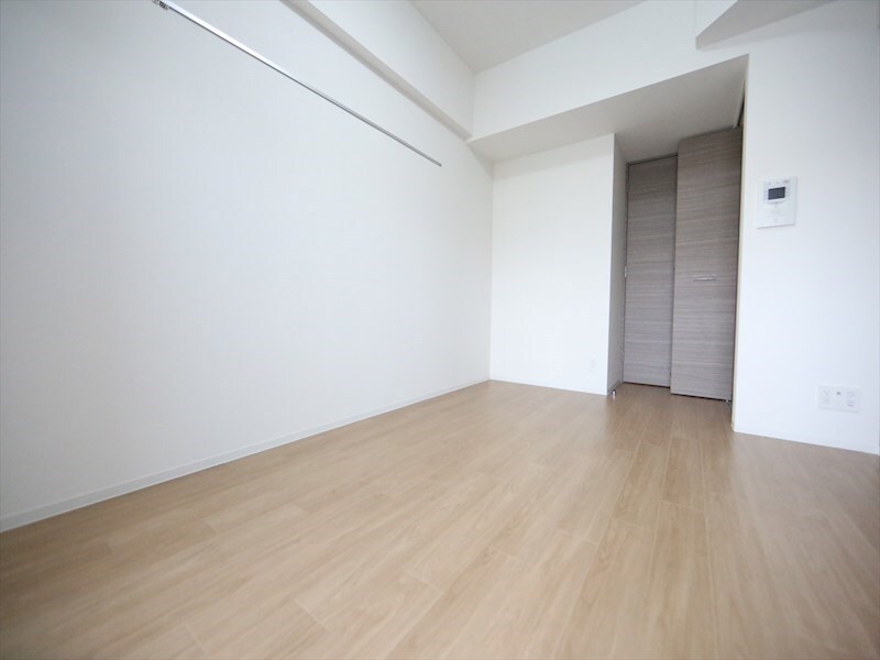 物件内観写真9　(洋室7.6帖　クローゼット付（収納充実してます）)