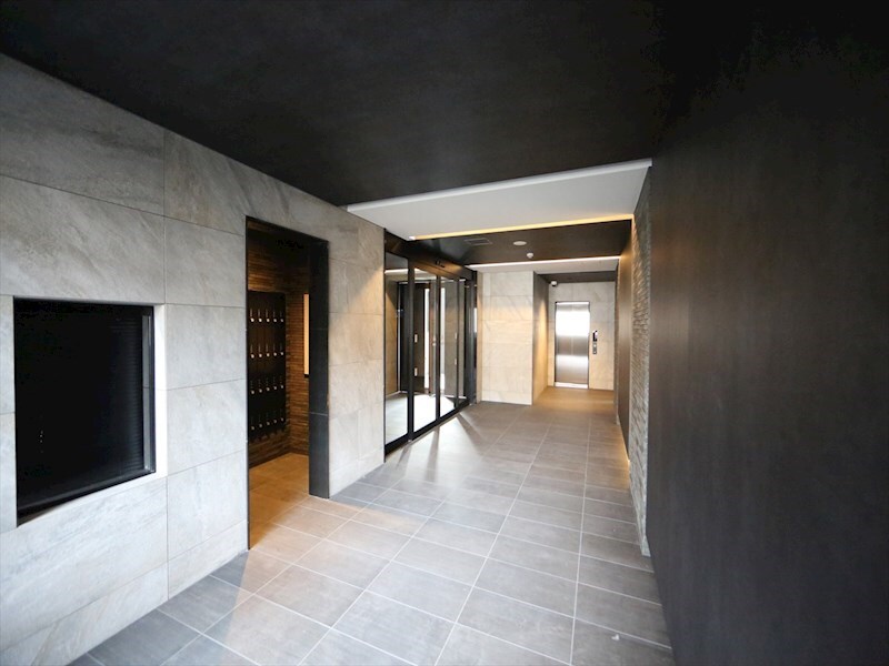 物件内観写真13　(エントランス　オートロック　宅配ＢＯＸ　防犯カメラ)