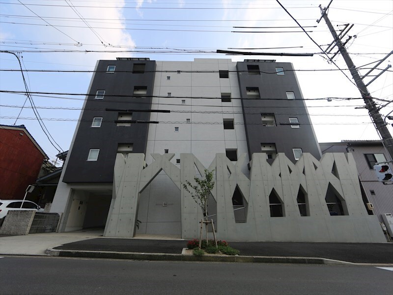 物件外観写真1　(外観　オートロック　宅配ＢＯＸ　防犯カメラ)