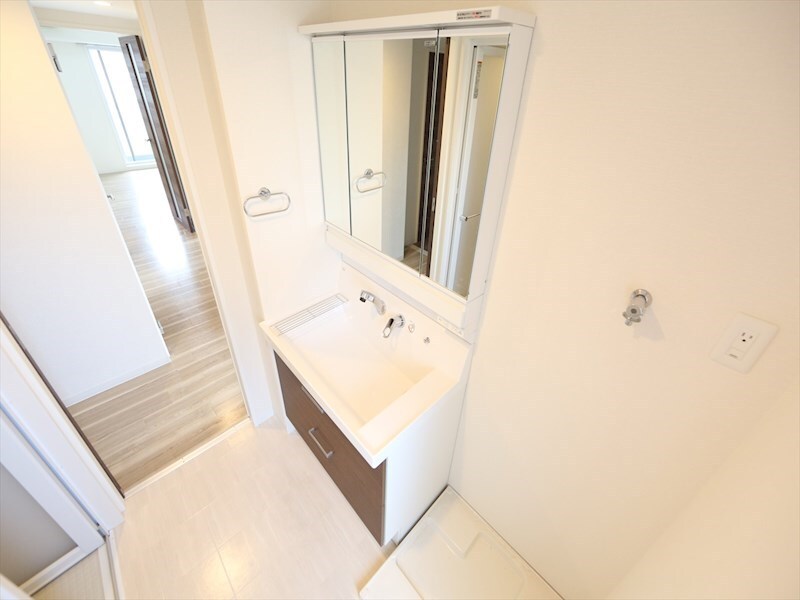 物件内観写真3　(脱衣所　独立洗面台（シャンプードレッサー付）収納スペース有)