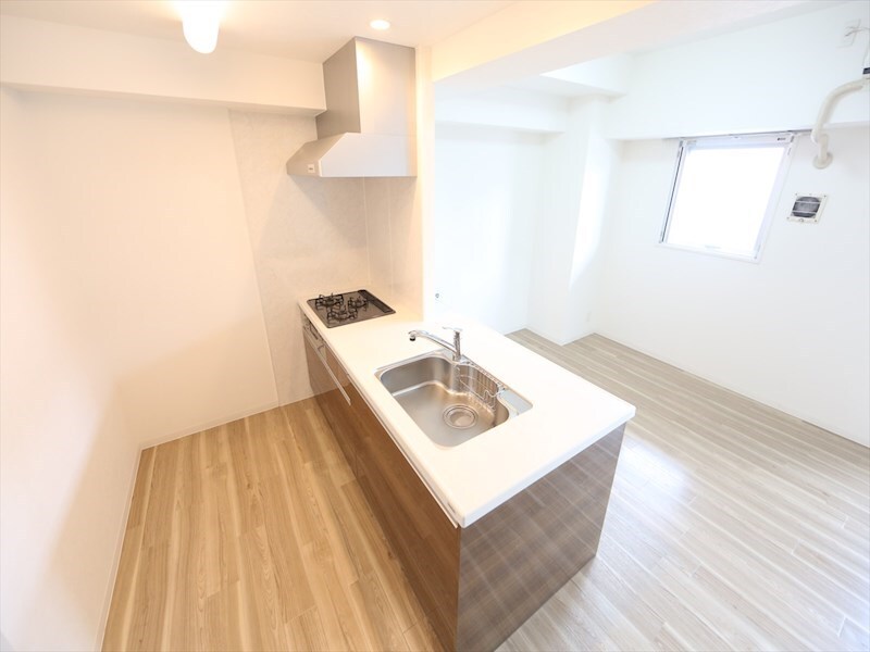 物件内観写真7　(システムキッチン（ガス3口コンログリル付）カウンターキッチン)