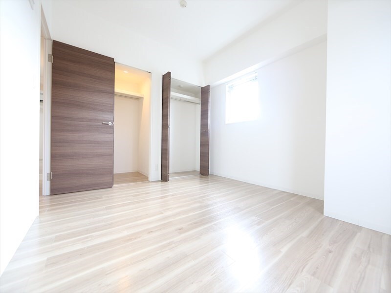 物件内観写真9　(洋室8帖　ウォークインクローゼット付（収納充実してます）)