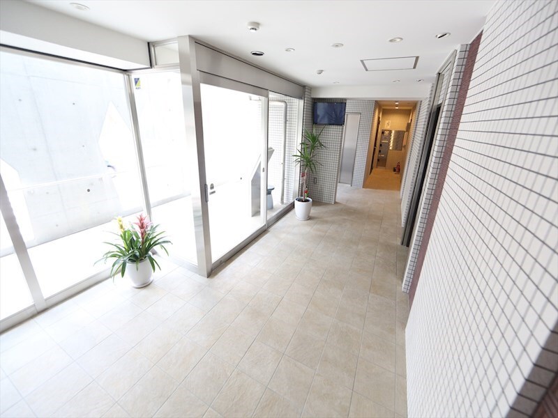 物件内観写真13　(エントランス　オートロック　宅配ＢＯＸ　防犯カメラ)