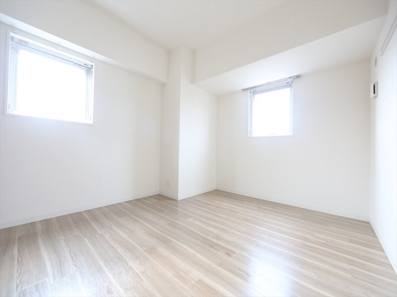 物件内観写真16　(洋室8帖　ウォークインクローゼット付（収納充実してます）)