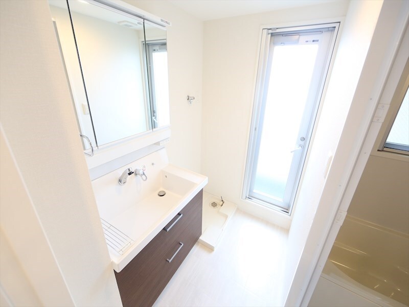 物件内観写真18　(脱衣所　独立洗面台（シャンプードレッサー付）収納スペース有)