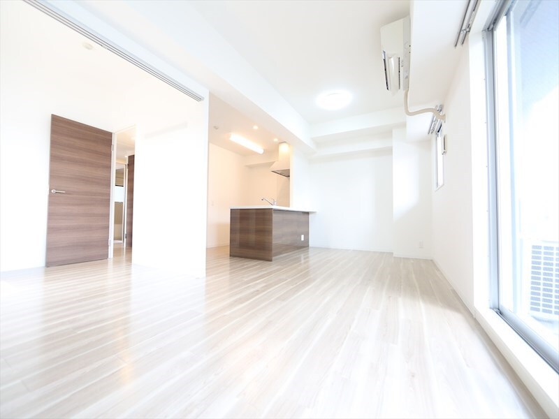 物件内観写真21　(ＬＤＫ15.2帖　洋室5帖　つなげても仕切っても使えます)