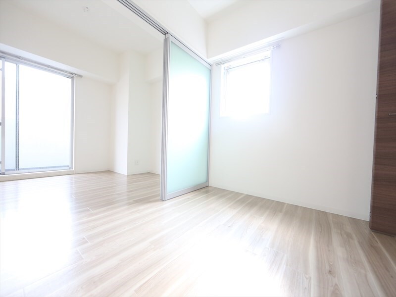 物件内観写真30　(ＬＤＫ15.2帖　洋室5帖　つなげても仕切っても使えます)