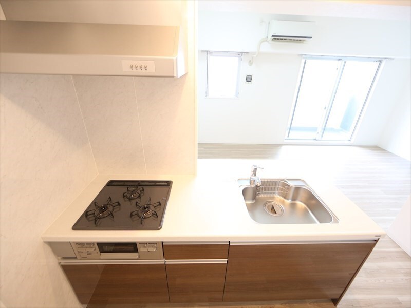 物件内観写真32　(システムキッチン（ガス3口コンログリル付）カウンターキッチン)