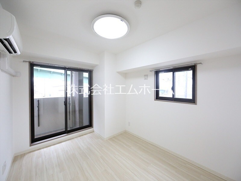 物件内観写真2　(洋室7.9帖　2面採光　エアコン完備　バルコニー)