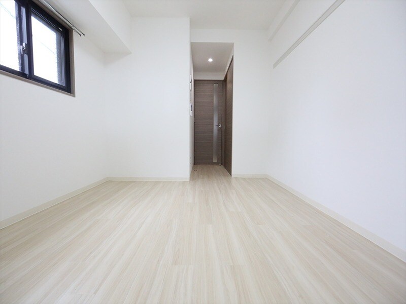 物件内観写真21　(洋室7.9帖　2面採光　エアコン完備　バルコニー)