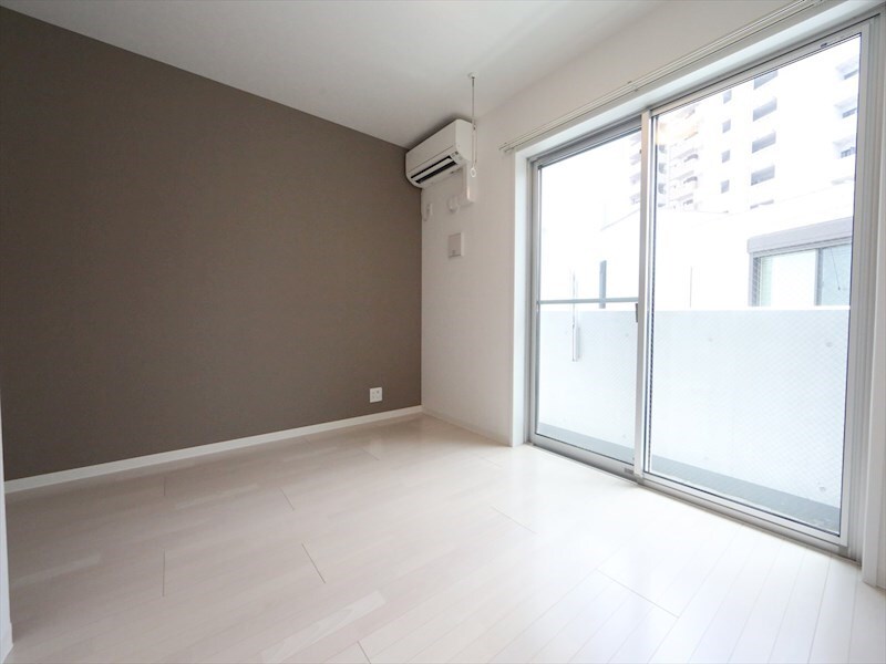 物件内観写真10　(洋室7.2帖　エアコン完備　南面バルコニー)