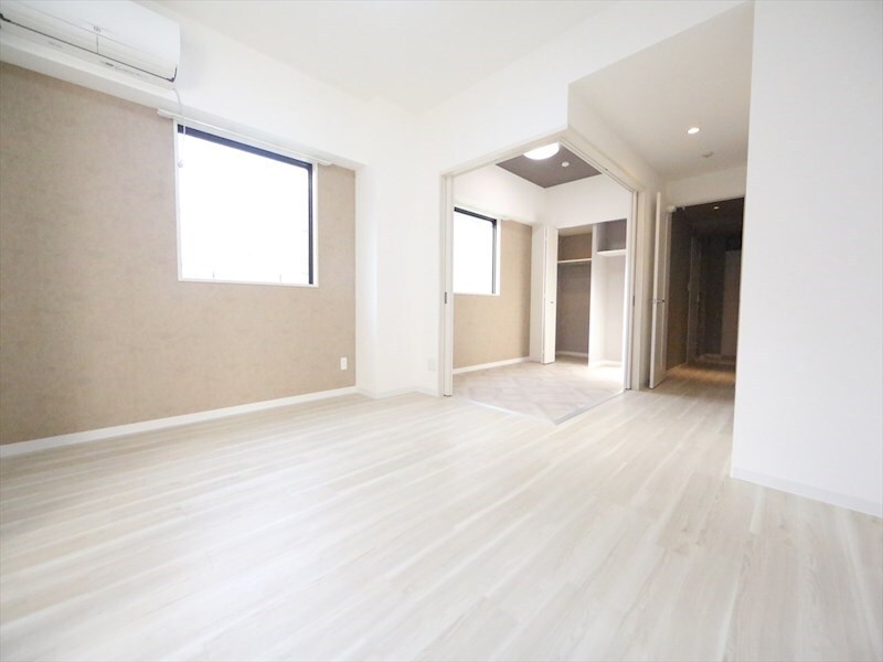 物件内観写真2　(ＬＤＫ11.8帖　洋室4.3帖　つなげても仕切っても使えます)