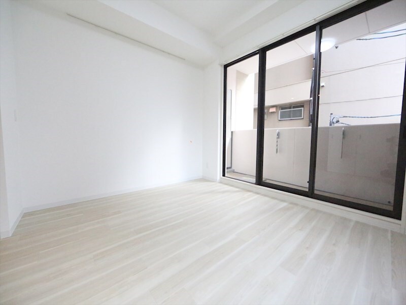 物件内観写真10　(ＬＤＫ11.8帖　システムキッチン　エアコン付　バルコニー)