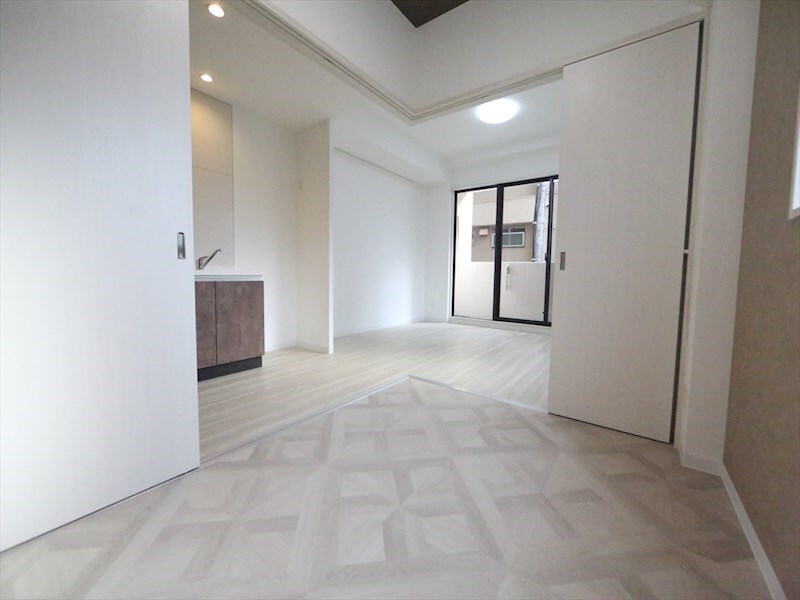 物件内観写真17　(ＬＤＫ11.8帖　洋室4.3帖　つなげても仕切っても使えます)