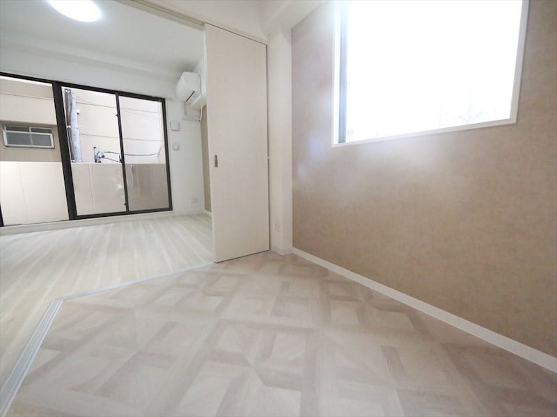 物件内観写真25　(ＬＤＫ11.8帖　洋室4.3帖　つなげても仕切っても使えます)