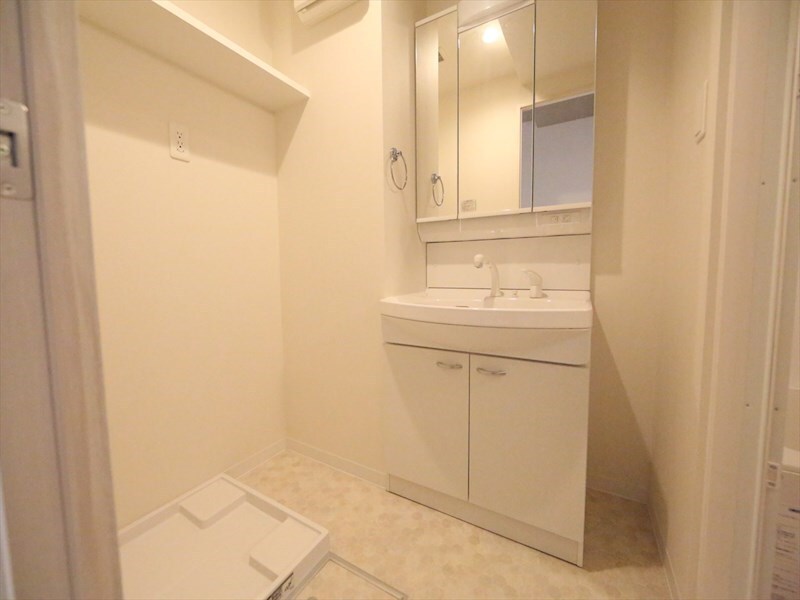 物件内観写真26　(脱衣所　独立洗面台（シャンプードレッサー付）収納スペース有)