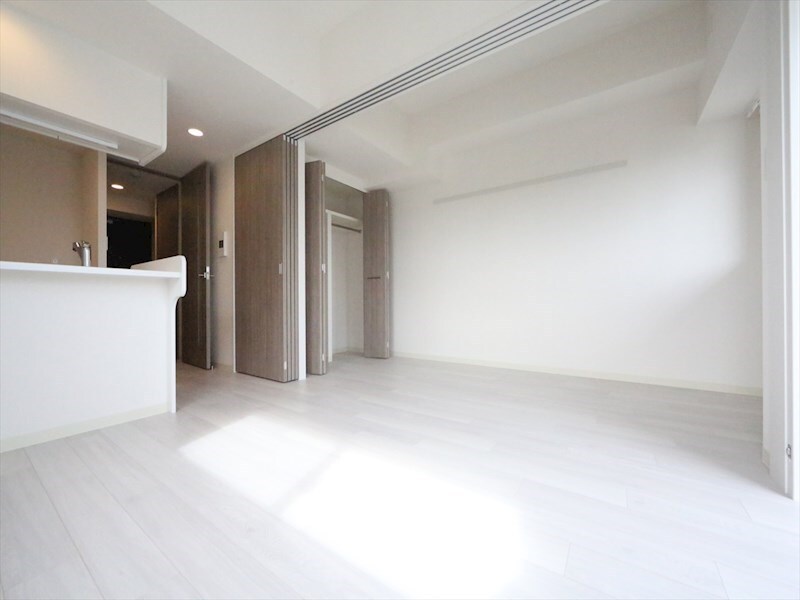 物件内観写真2　(ＬＤＫ9.2帖　洋室4.2帖　つなげても仕切っても使えます)