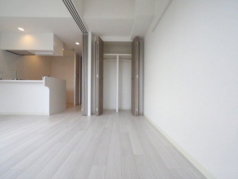 物件内観写真9　(洋室4.2帖　クローゼット付（収納充実してます）)