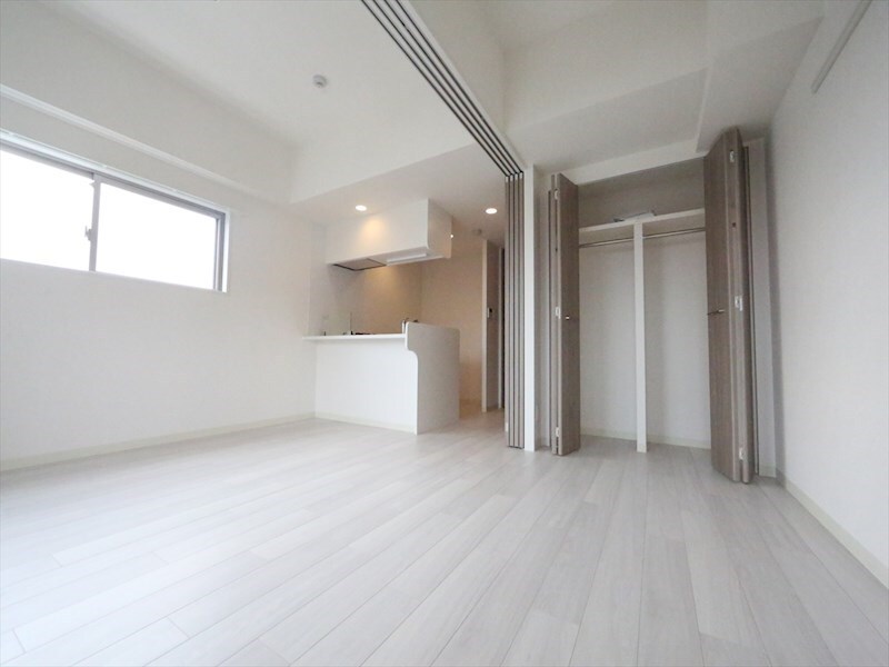 物件内観写真16　(洋室4.2帖　クローゼット付（収納充実してます）)