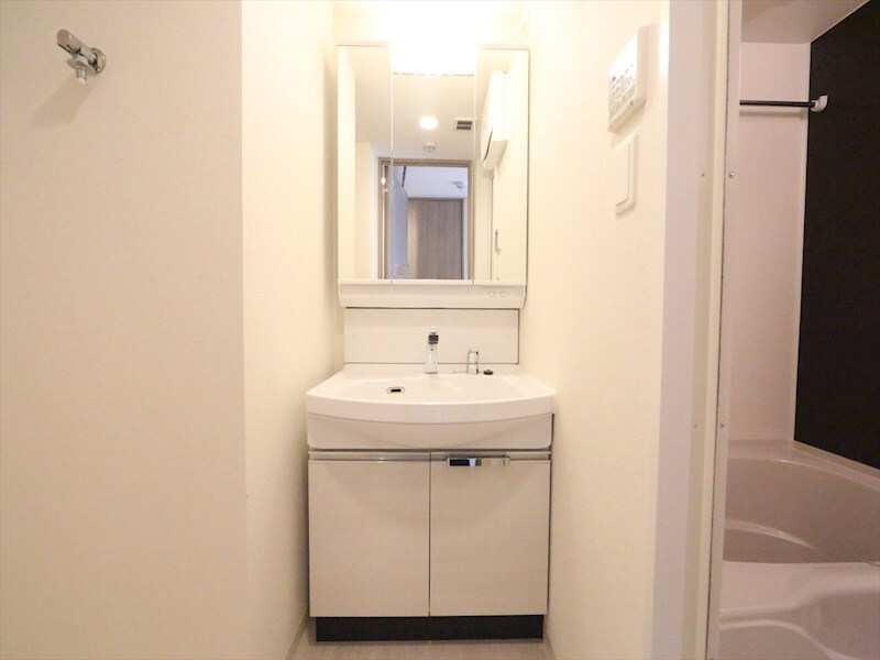 物件内観写真26　(脱衣所　独立洗面台（シャンプードレッサー付）収納スペース有)