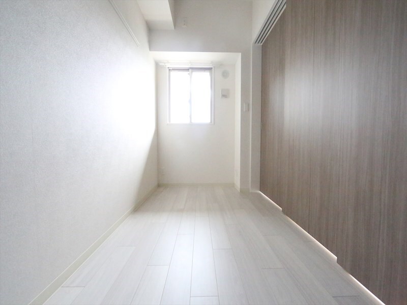 物件内観写真27　(洋室4.2帖　クローゼット付（収納充実してます）)