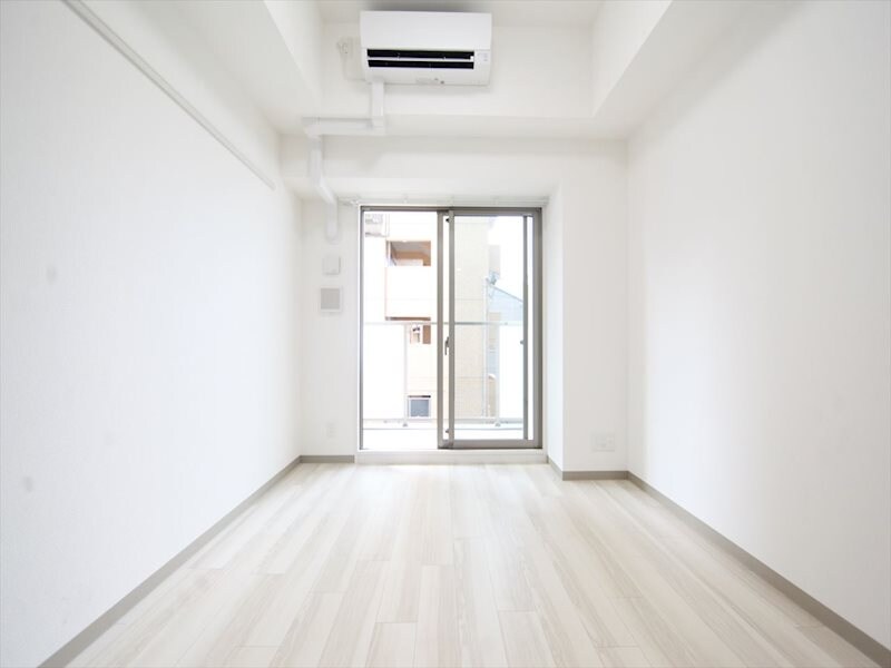 物件内観写真2　(洋室6帖　エアコン完備　バルコニー)