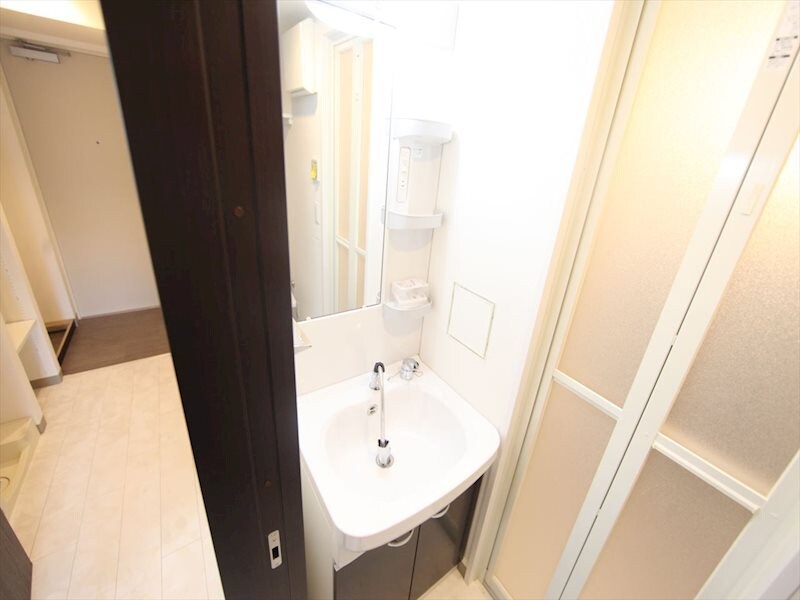 物件内観写真4　(脱衣所　独立洗面台（シャンプードレッサー付）)