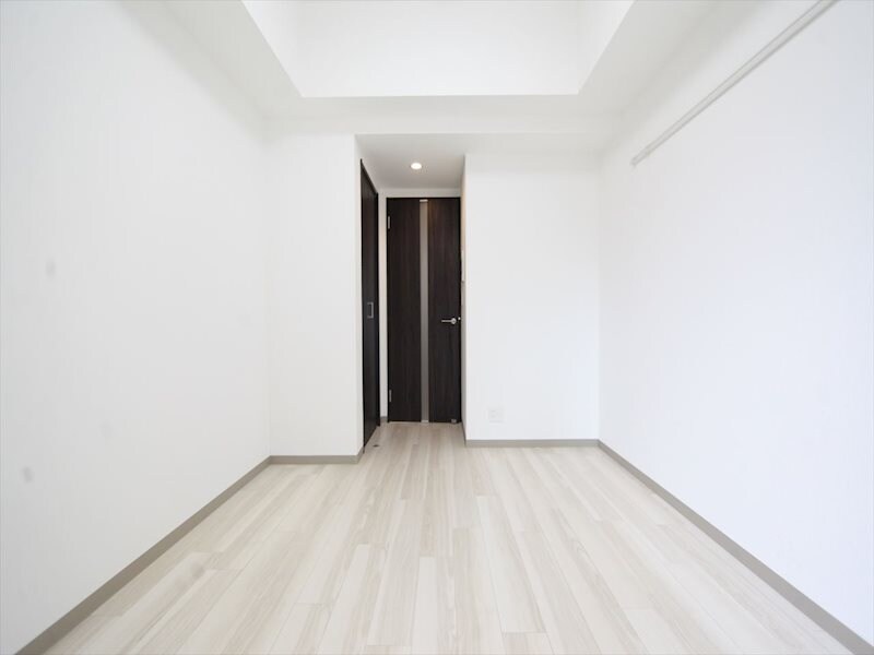 物件内観写真9　(洋室6帖　クローゼット付（収納充実しています）)