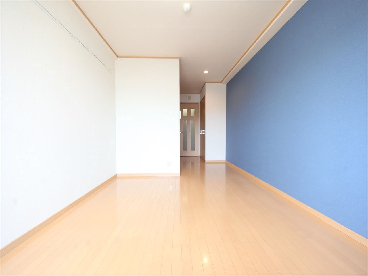 物件内観写真2　(洋室10.3帖　クローゼット付（収納充実してます）)